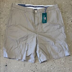 Vineyard Vines Men's Flat Front Shorts in Light Khaki